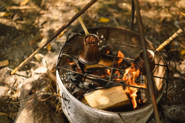 Koffie zetten op de brandstapel. Koffie of thee zetten op het vuur van de natuur. Toeristische uitrusting. — Stockfoto