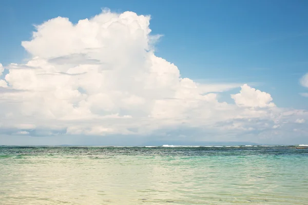 Oceano praia céu azul areia sol luz do dia relaxamento paisagem vista — Fotografia de Stock