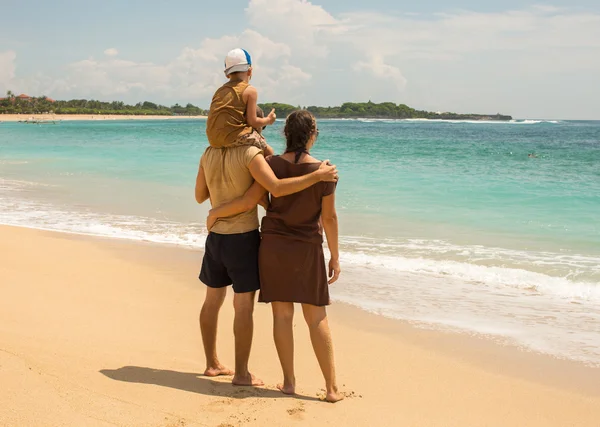 Tropik sahilde genç mutlu aile — Stok fotoğraf