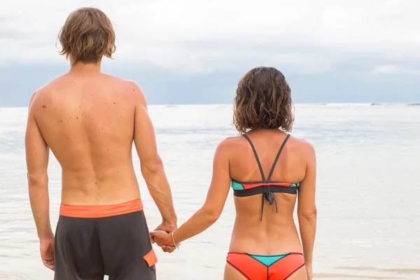 Těsné mužské a ženské ruce drží pohromadě na rozostřeného moře — Stock fotografie