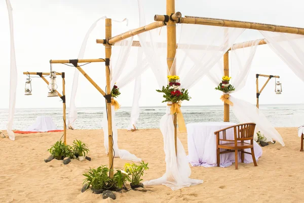 Svatba na pláži, tropický venkovní svatební nastavit dekorace det — Stock fotografie
