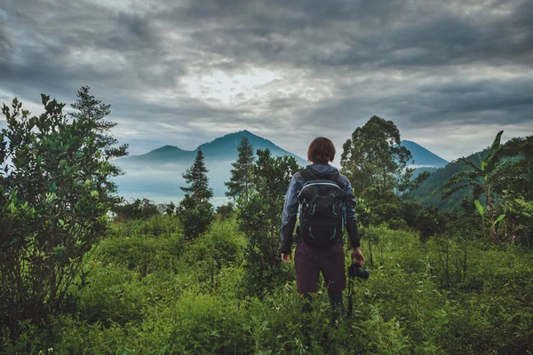 Turist Kintamani, Ba Batur volkan bir anlık görüntüsünü alır — Stok fotoğraf