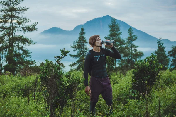 Retrato ao ar livre de Jovem olhando para o vulcão Batur e Agung — Fotografia de Stock