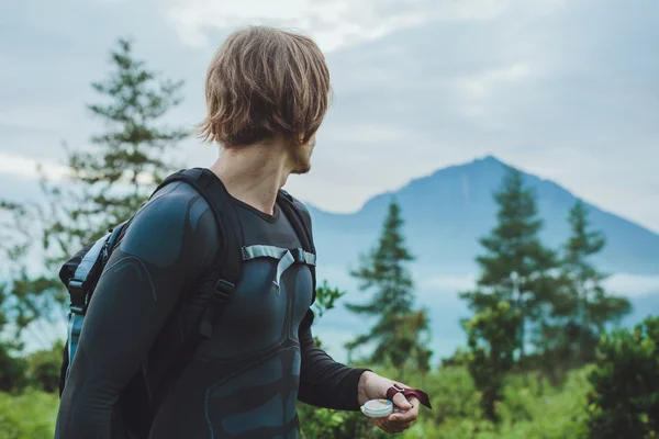 Cestovatel pomocí kompas získat sopka Batur a horu Agung — Stock fotografie