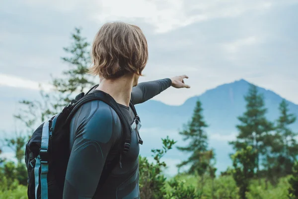 Reiziger met behulp van een kompas om de vulkaan Batur en Agung berg — Stockfoto