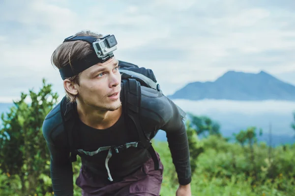 Attractive Traveler vith GoPrO camera on his hand against the Ba — Stock Photo, Image