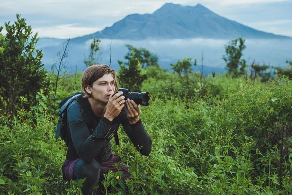 Turista scatta un'istantanea del vulcano Batur da Kintamani, Ba — Foto Stock