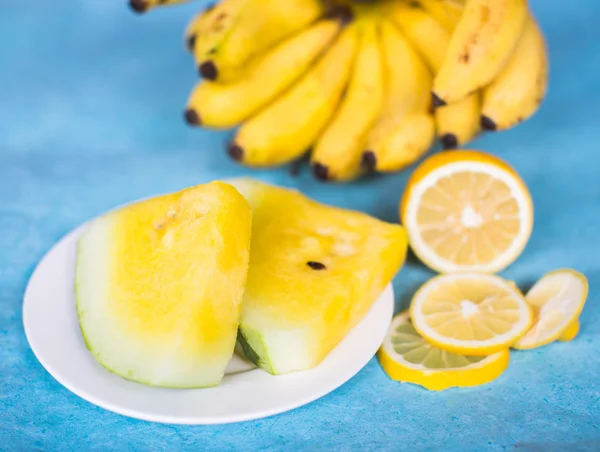 바나나, 수 박과 레몬 노란색 파란색 테이블에 — 스톡 사진