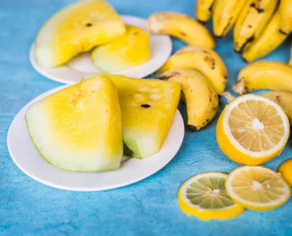 바나나, 수 박과 레몬 노란색 파란색 테이블에 — 스톡 사진