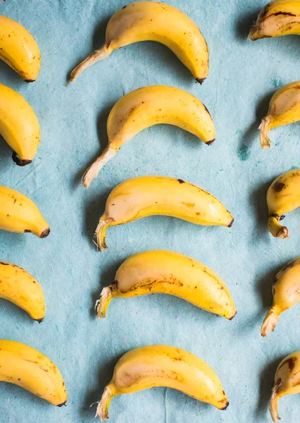 파란색 배경에 바나나의 많은 — 스톡 사진