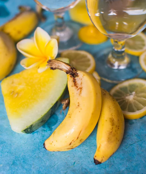 Detox Água com Frutas Amarelas sobre fundo azul — Fotografia de Stock