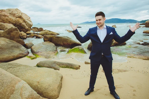 Portrait jeune homme d'affaires en costume contre la mer, Ton du film — Photo