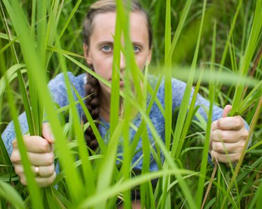 Çimlerin gizlice kadın.