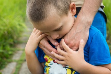 Babamın el kurşun çocuk oğlu yaz orman doğa açık