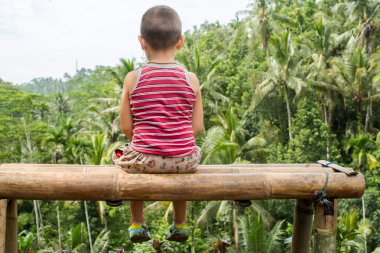 Ben oturmuş Dağları nın zemin karşı bankta çocuk