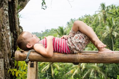  Dağların fon karşı bankta yalan çocuk
