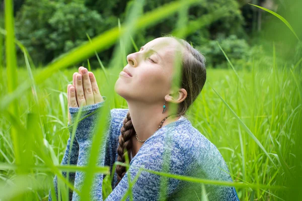 Γυναίκα προσεύχεται σε εξωτερικούς χώρους — Φωτογραφία Αρχείου