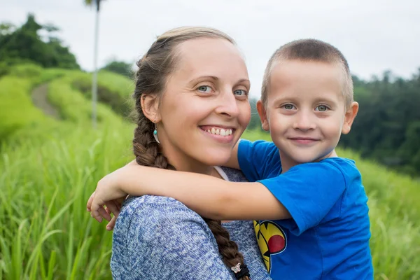 Feliz madre jugando con su hijo en el parque —  Fotos de Stock