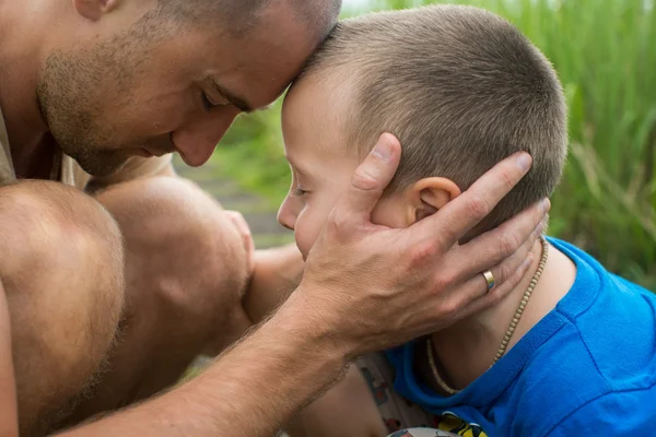 Giovane padre felice tenendo tra le braccia piccolo figlio — Foto Stock