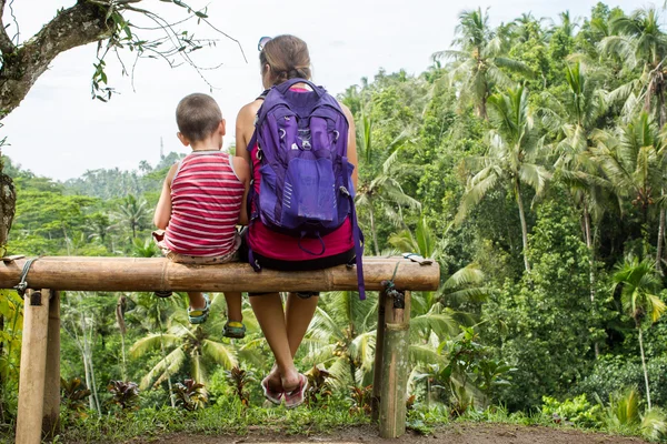 Anne ve oğlu pirinç tarlaları Ubud, Bali görünümünü izlerken — Stok fotoğraf