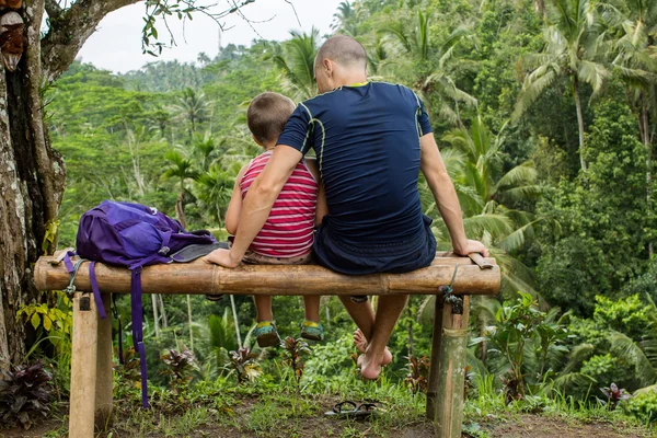 Baba ve oğul pirinç tarlaları Ubud, Bali görünümünü izlerken — Stok fotoğraf