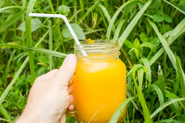 Uno stile di vita sano. Energia dalla natura. Succo di mango ecologico . — Foto Stock