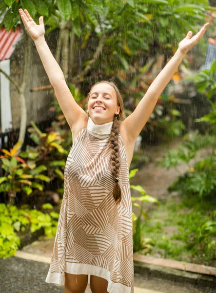 Portrét krásné šťastné ženy těší tropický déšť falli — Stock fotografie