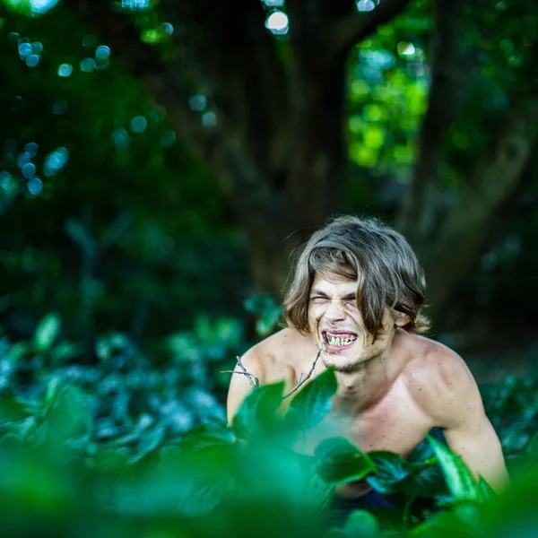 Perdido na selva gritando homem — Fotografia de Stock