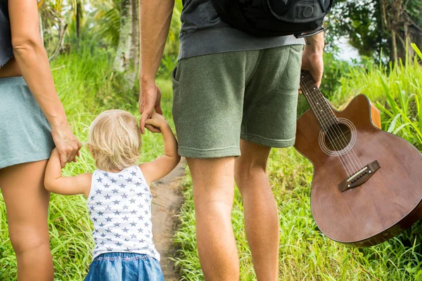 Sur une belle journée ensoleillée promenade en famille dans la forêt avec guitare . — Photo