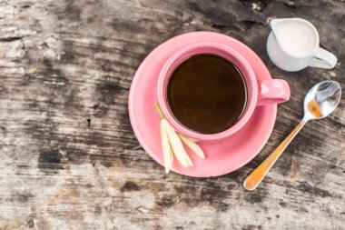 Pembe ahşap masa kahve fincan