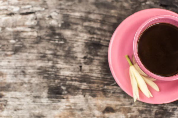 Tazza di caffè rosa sul tavolo di legno — Foto Stock