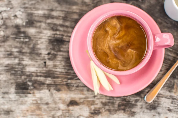 Tazza di caffè rosa sul tavolo di legno — Foto Stock