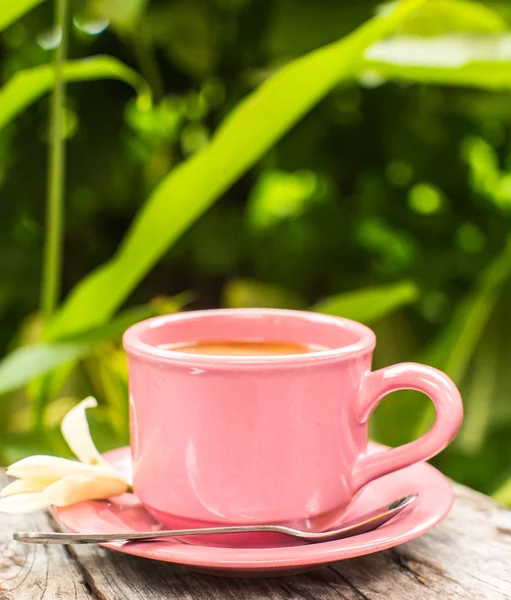 Tazza di caffè rosa sul tavolo di legno — Foto Stock