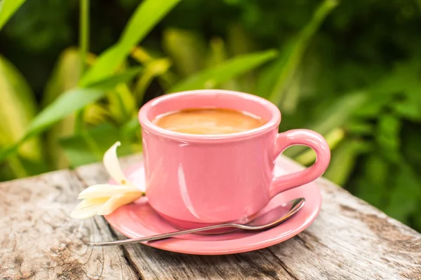 Tasse à café rose sur table en bois — Photo