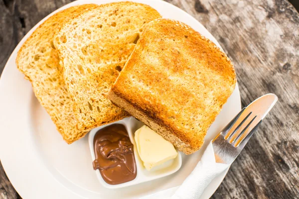 Sarapan sempurna. Roti panggang dengan mentega dan pasta coklat — Stok Foto