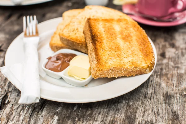 Pequeno-almoço perfeito. Torrada com manteiga e pasta de chocolate — Fotografia de Stock