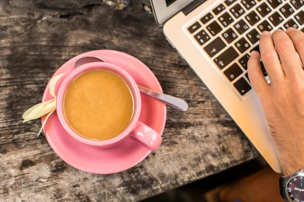 Bijgesneden schot van iemands handen typen op een laptop die is op een wo — Stockfoto