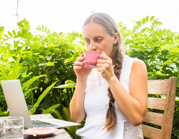 Beautiful young woman working from cafe — Stock Photo, Image