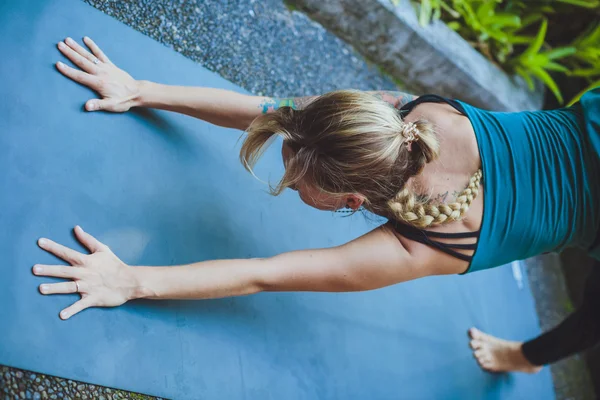 Jeune femme faisant du yoga à l'extérieur dans un environnement naturel — Photo