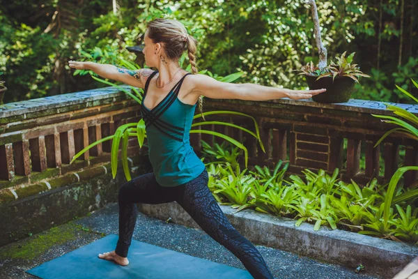 Doğal ortamı dışında yoga yaparken genç bir kadın — Stok fotoğraf