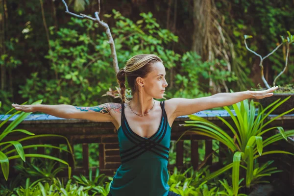 Mujer bastante joven haciendo yoga al aire libre en un entorno natural —  Fotos de Stock