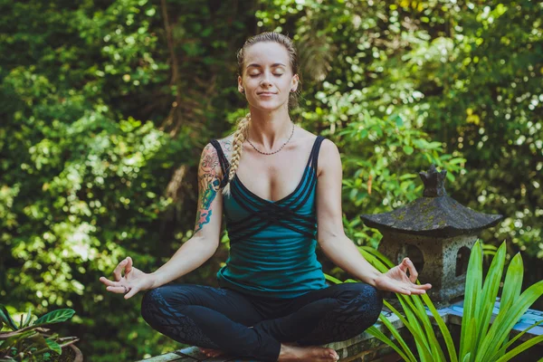 Genç bir kadının huzurlu ortamda açık havada meditasyon yapması — Stok fotoğraf