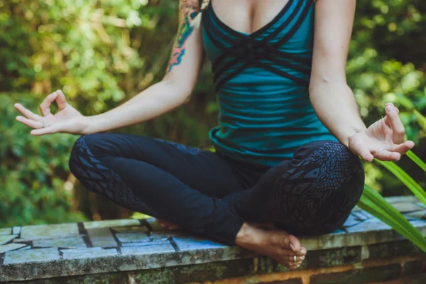 A Young woman doing meditation outdoors in tranquil environment — Stock Photo, Image