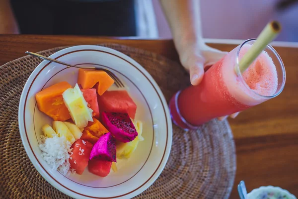 Desayuno tropical en Bali. Frutas y batidos — Foto de Stock