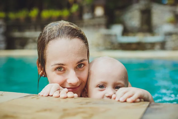 Hipster madre jugar con su precioso hijo en la piscina, Bali —  Fotos de Stock