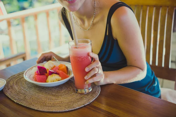 Pretty Yoga Woman Comer desayuno tropical — Foto de Stock