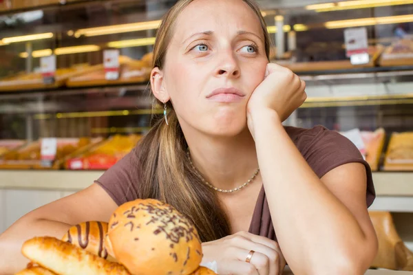 Hezká mladá žena jíst sladkosti v kavárně. Špatné návyky. Zdraví — Stock fotografie