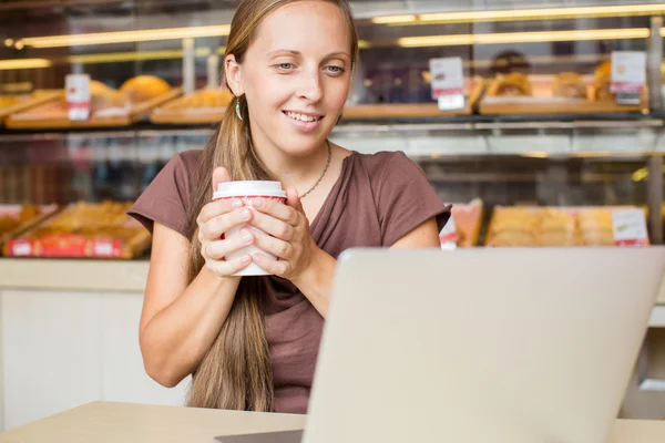 아름 다운 hipster 여자 카페에서 노트북을 사용 하 여 — 스톡 사진