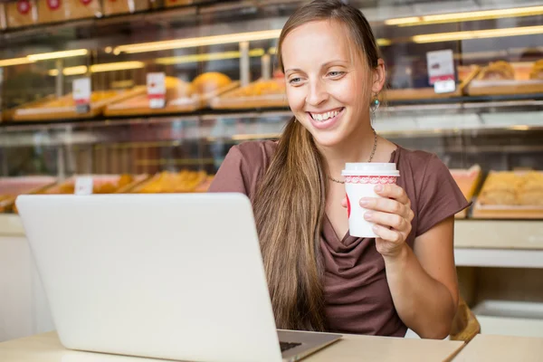 Vacker hipster kvinna med laptop på café — Stock fotografie