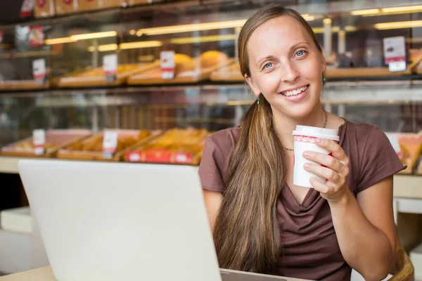 Hipster piękna kobieta korzysta z laptopa w kawiarni — Zdjęcie stockowe